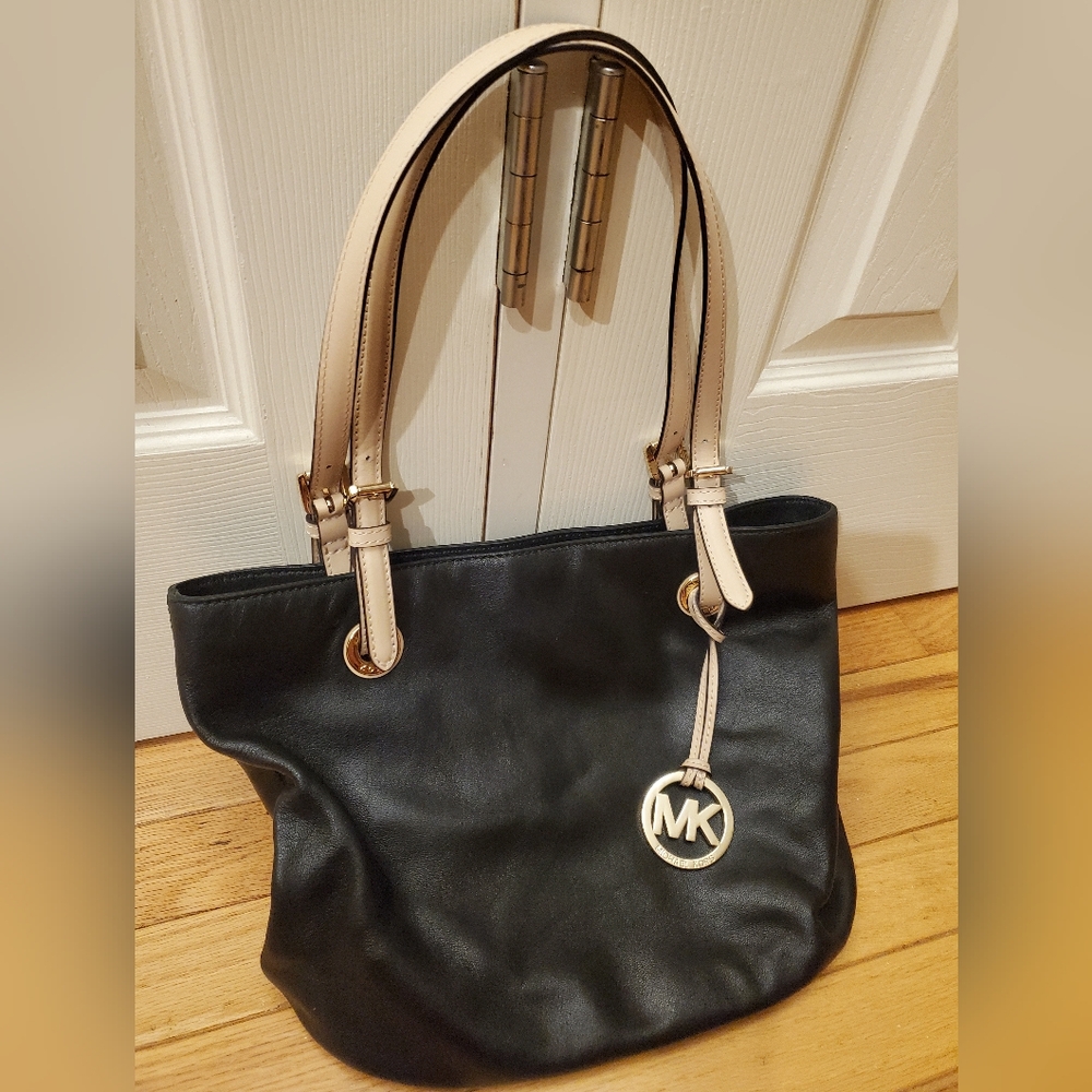Michael Kors - Jet Set Saffiano (Black) Medium Leather Tote/Purse